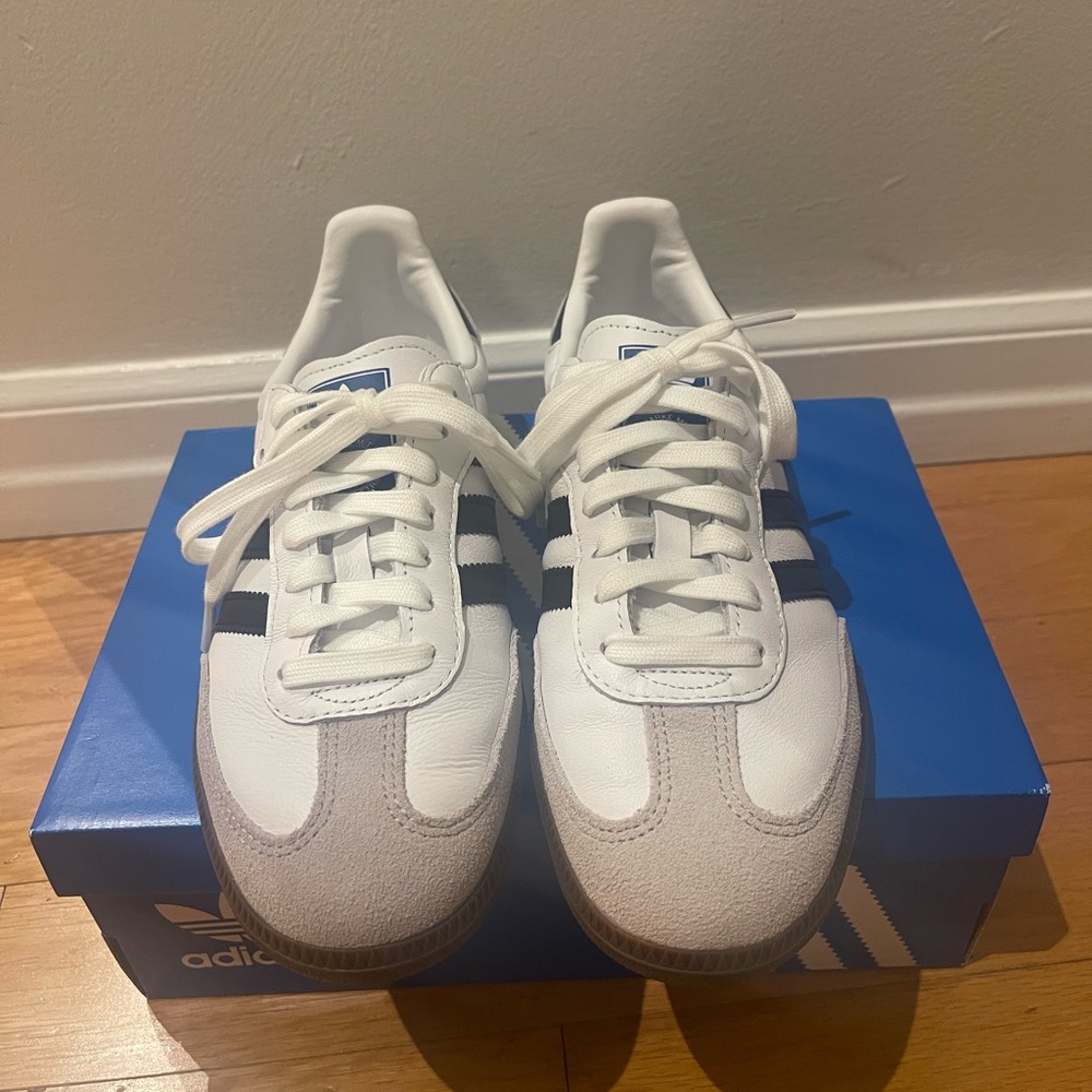 Women’s Adidas Sambas Originals - only worn once. Size women’s 7 / 38 2/3